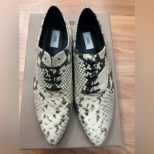 Closed pointy lace up shoes